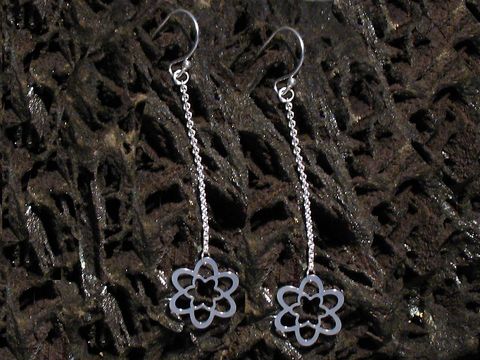 Hängende Ohrringe in Form einer Blume aus Sterling Silber, Hersteller Juwelier Harnisch, ohne Stein, filigrane Verarbeitung, ideal für einen eleganten Look.