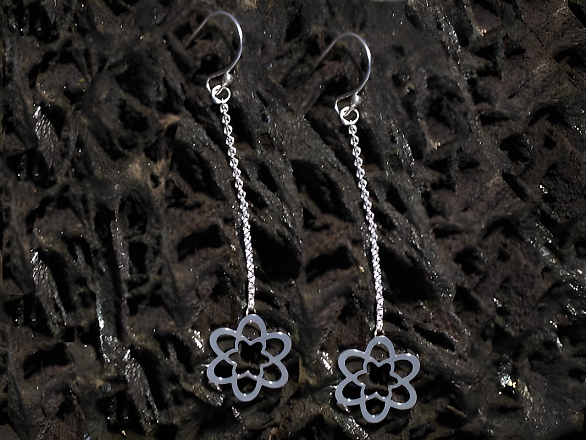 Hängende Ohrringe in Form einer Blume aus Sterling Silber, Hersteller Juwelier Harnisch, ohne Stein, filigrane Verarbeitung, ideal für einen eleganten Look.