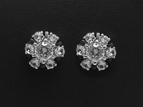 Silber Ohrringe mit einem Durchmesser von 10 x 10 mm und sieben gefassten Steinen in einer eleganten Anordnung, hergestellt von Juwelier Harnisch.