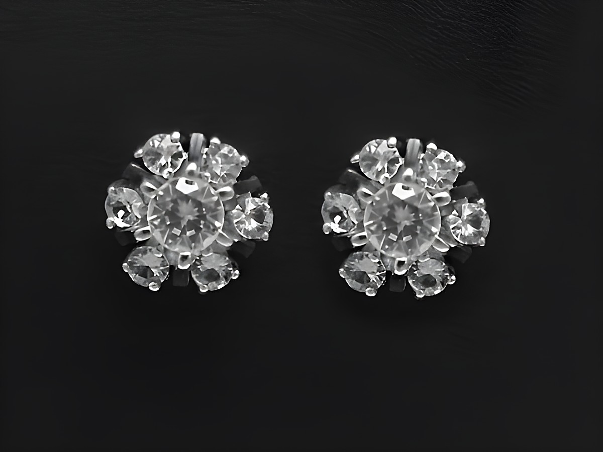 Silber Ohrringe mit einem Durchmesser von 10 x 10 mm und sieben gefassten Steinen in einer eleganten Anordnung, hergestellt von Juwelier Harnisch.