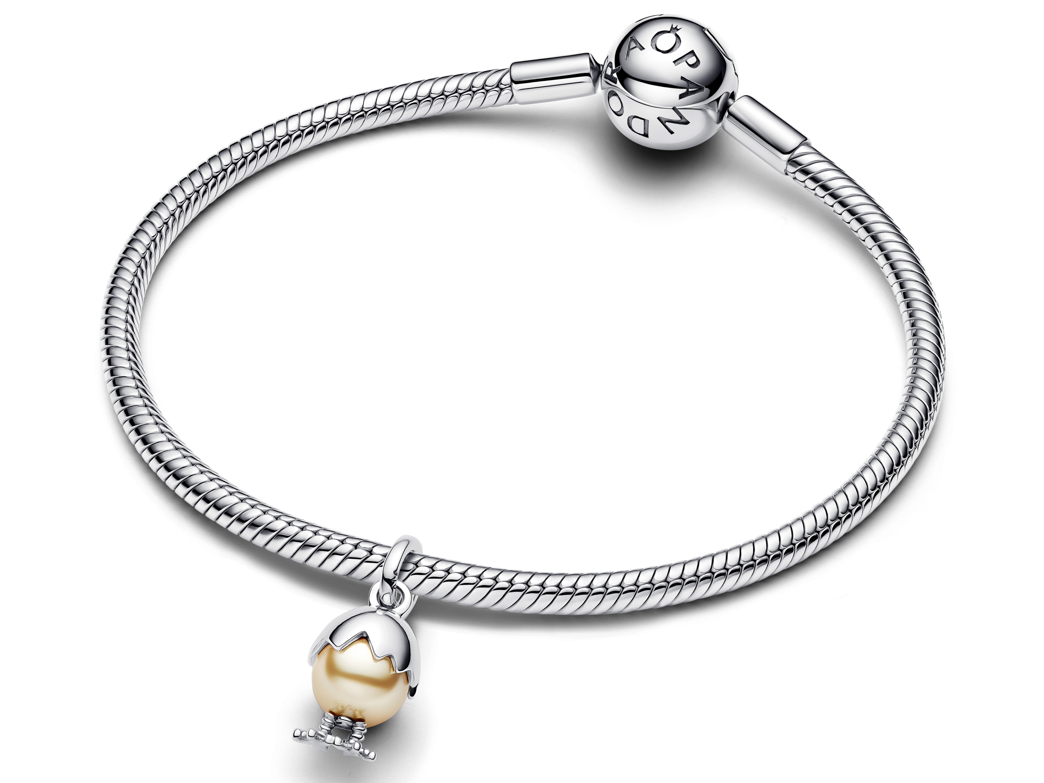 Pandora 793748C01 Charm in Form eines Osterei Anhängers aus Sterling Silber in Gelb, präsentiert an einem eleganten Armband, ideal für jede Gelegenheit und als besondere Geschenkidee.