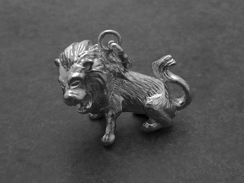 Silber Anhänger mit einem massiven 3D Löwen in detailreicher Ausführung, perfekte Darstellung des Sternzeichens Löwe, hergestellt von Juwelier Harnisch.