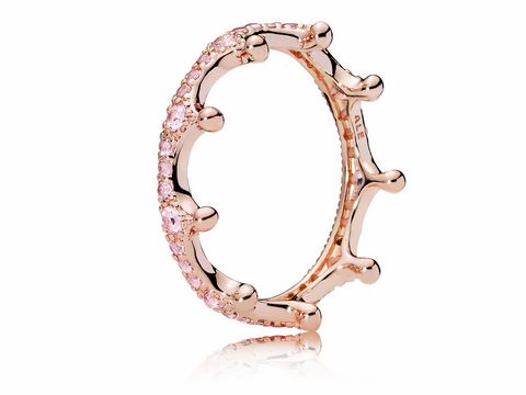 Der Ring von Pandora, Modell 187087NPO-48, in Größe 48, zeigt eine roséfarbene, elegante Krone mit funkelnden, pinken Steinen. Ideal als stilvolles Accessoire.