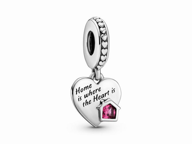 Pandora Charm Anhänger 799324C01 aus Silber in Herzform mit dem Aufdruck Home is where the Heart is und einem phlox pinken Kristall sowie einem kleinen Hausanhänger.