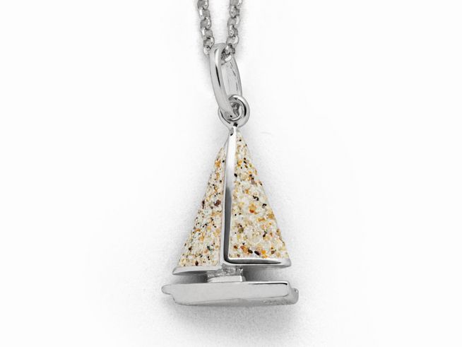 DUR Anhänger in Form eines Segelboots aus Sterling Silber mit sandfarbener Oberfläche, ideal als modisches Schmuckstück für maritime Liebhaber.