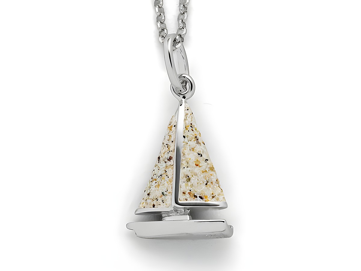 DUR Anhänger in Form eines Segelboots aus Sterling Silber mit sandfarbener Oberfläche, ideal als modisches Schmuckstück für maritime Liebhaber.