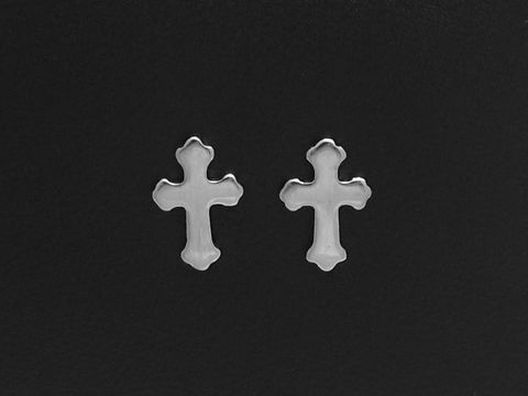 Schlichte Edelstahl Ohrstecker in Kreuzform, hergestellt von Juwelier Harnisch. Minimalistisches Design, ideal für jeden Anlass und perfekt für eine zeitlose Schmuckkollektion.