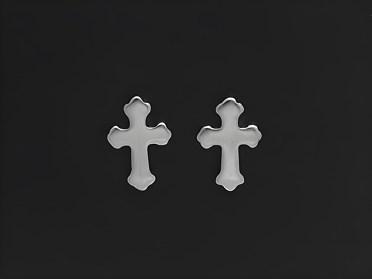 Schlichte Edelstahl Ohrstecker in Kreuzform, hergestellt von Juwelier Harnisch. Minimalistisches Design, ideal für jeden Anlass und perfekt für eine zeitlose Schmuckkollektion.