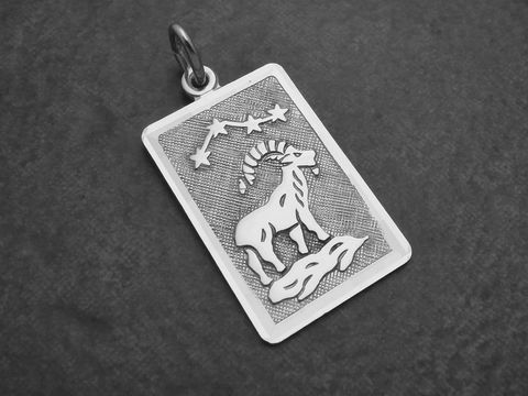 Sternzeichen Anhänger aus rhodiniertem Sterlingsilber im rechteckigen Design, mit der Darstellung des Steinbocks und Sternen. Hersteller Juwelier Harnisch.