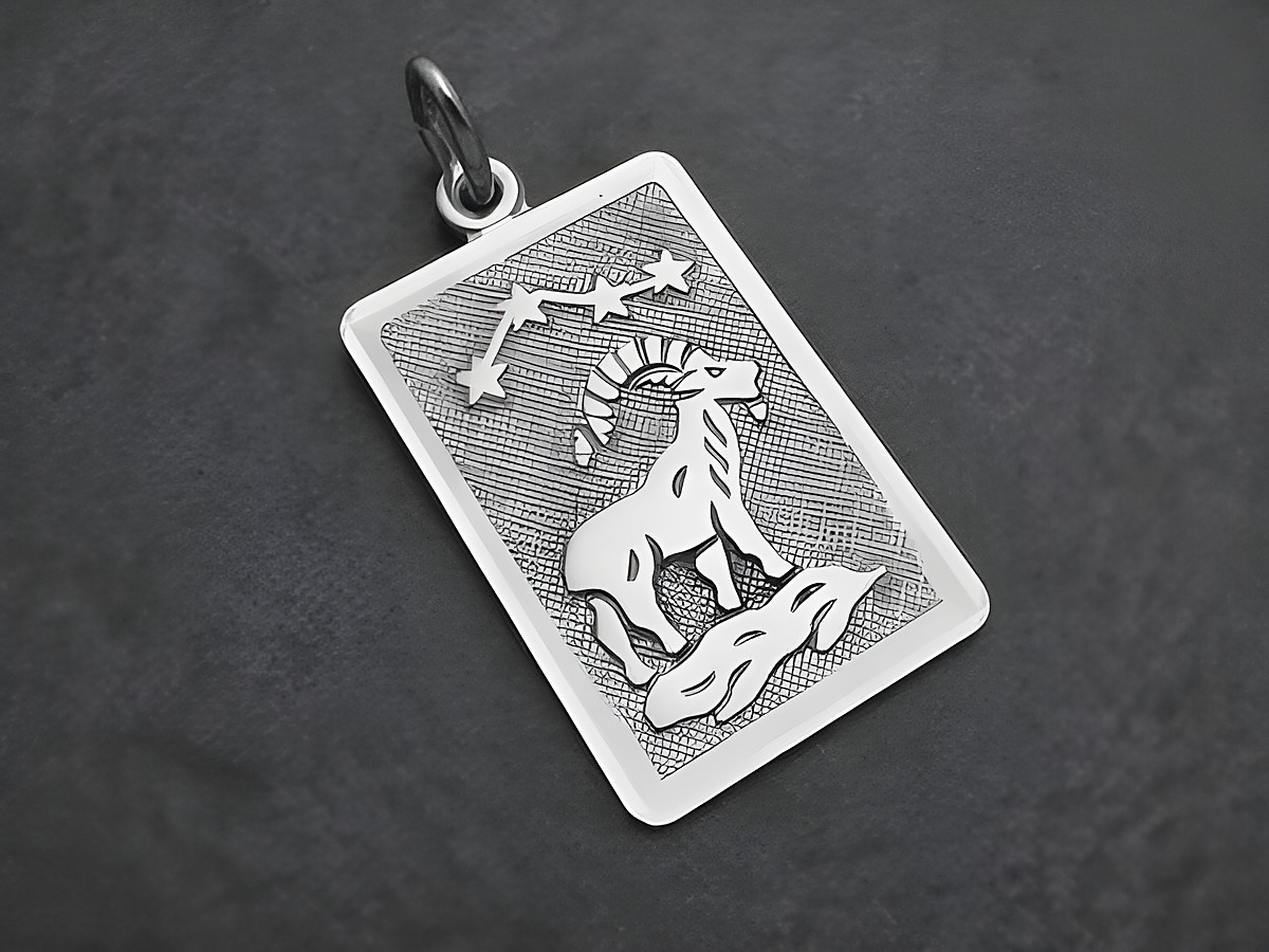 Sternzeichen Anhänger aus rhodiniertem Sterlingsilber im rechteckigen Design, mit der Darstellung des Steinbocks und Sternen. Hersteller Juwelier Harnisch.