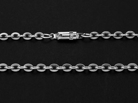 Kette aus silverfarbenem Metall mit einer Länge von 72,5 cm und einem Durchmesser der Glieder von 3,8 x 3,8 mm, hergestellt von Juwelier Harnisch.