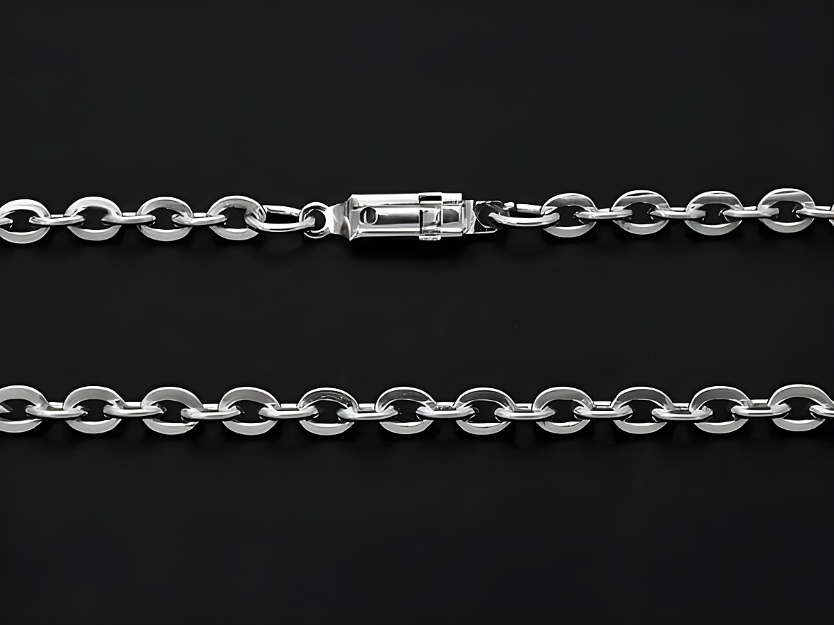 Kette aus silverfarbenem Metall mit einer Länge von 72,5 cm und einem Durchmesser der Glieder von 3,8 x 3,8 mm, hergestellt von Juwelier Harnisch.