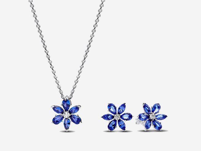 Schmuckset von Pandora bestehend aus einer Halskette und Ohrringen, beide mit einem blauen Eisblumen-Design aus Zirkonia und Sterling Silber.