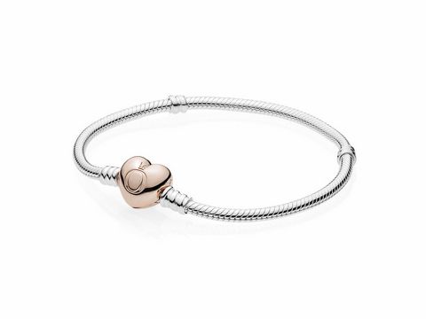 Armband von PANDORA in der Größe 17 cm, gefertigt aus PANDORA Rose, mit einem herzförmigen Verschluss. Elegantes Design für stilvolle Anlässe. Ideal für jeden Schmuckliebhaber.