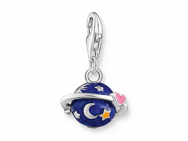 56972595-0 Charm-Anhänger von Thomas Sabo mit einem planetarischen Design in Silber und mehrfarbiger Emaille, verziert mit Zirkonia, zeigt Saturn mit einem Herz und kleinen Sternen und Monden.