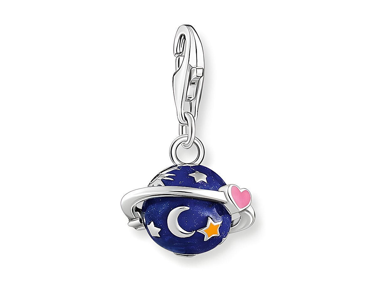 Charm-Anhänger von Thomas Sabo mit einem planetarischen Design in Silber und mehrfarbiger Emaille, verziert mit Zirkonia, zeigt Saturn mit einem Herz und kleinen Sternen und Monden.