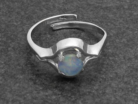 Silberring rho ELEGANT in verstellbarer Größe mit Opal Triplette, rhodinierte Fassung, hergestellt von Juwelier Harnisch. Der Ring zeigt einen schimmernden Opal in der Mitte.