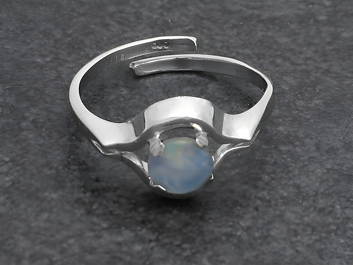 Silberring rho ELEGANT in verstellbarer Größe mit Opal Triplette, rhodinierte Fassung, hergestellt von Juwelier Harnisch. Der Ring zeigt einen schimmernden Opal in der Mitte.