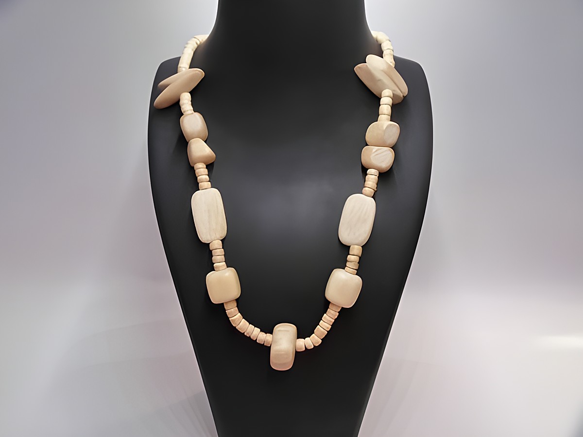 Holzkette Multiform 20 mm naturbraun 60 cm von Juwelier Harnisch, bestehend aus verschiedenen Holzperlen in harmonischen Formen und einem natürlichen Farbton, ideal für stilvollen Schmuck.