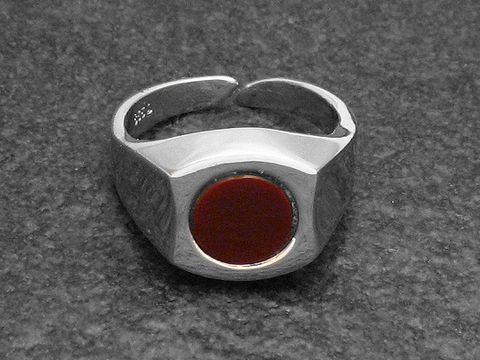 Schlichter Silberring in rhodiniertem Design mit verstellbarer Größe und einem runden Karneolstein in der Mitte, Hersteller Juwelier Harnisch.