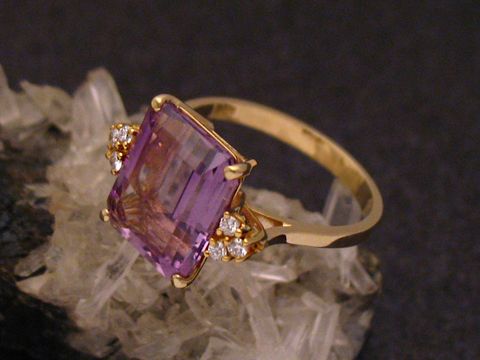 Gold 585 Ring mit einem Brillant und einem Amethyst in Gr. 57, Hersteller: Juwelier Harnisch, bis Gr. 58/18,5, elegantes Design auf einem mineralischen Untergrund.