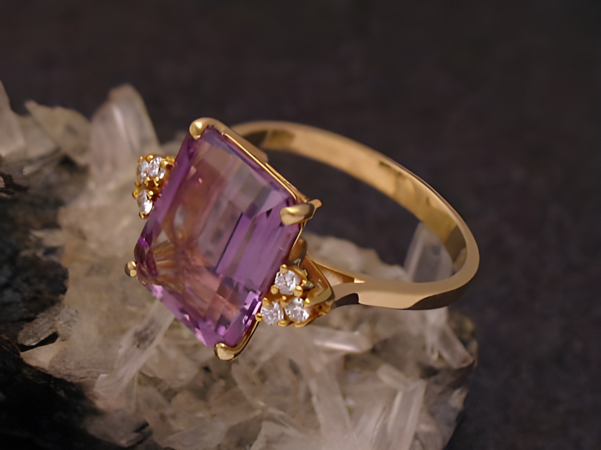 Gold 585 Ring mit einem Brillant und einem Amethyst in Gr. 57, Hersteller: Juwelier Harnisch, bis Gr. 58/18,5, elegantes Design auf einem mineralischen Untergrund.