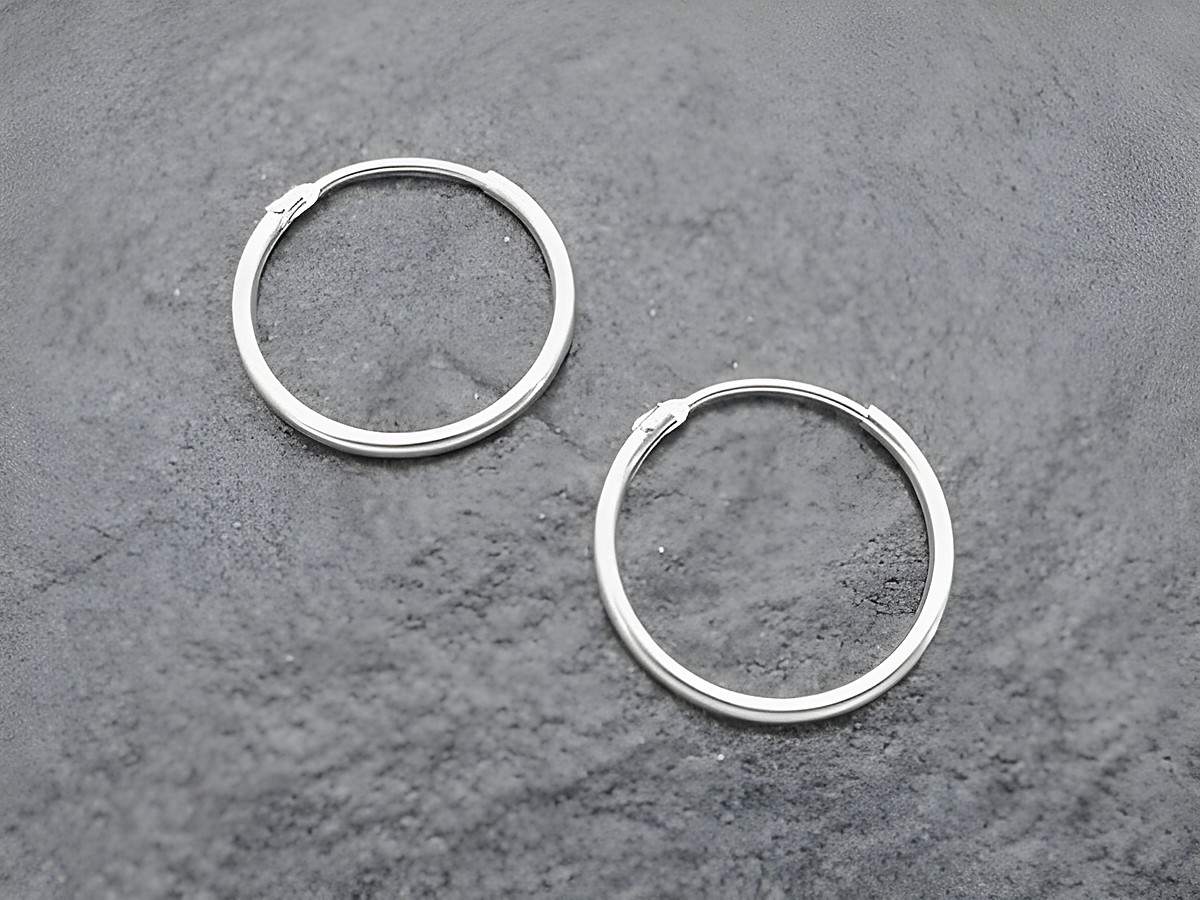 Silber Creolen 1,75 cm aus rhodiniertem Sterling Silber mit einer Dicke von 1,3 mm, perfekt für einen eleganten Look, Hersteller Juwelier Harnisch, bis 25 mm.