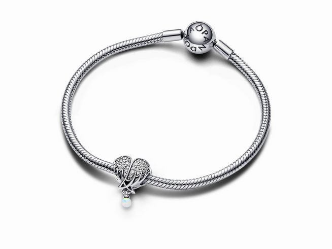 Funkelnder Pandora Charm mit Engelsflügeln und Herz, gefertigt aus Sterlingsilber mit einem Steinmix in Weiß, ideal für stilvolle Armbänder und besondere Anlässe.