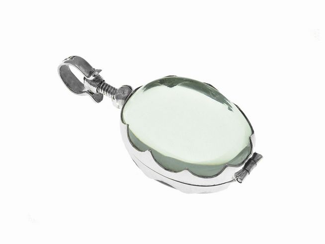 Glas Medaillon aus Sterling Silber, oval geformt mit einer klaren, leicht grünlichen Oberfläche, Hersteller Juwelier Harnisch, eleganter Anhänger zum Tragen als Schmuckstück.