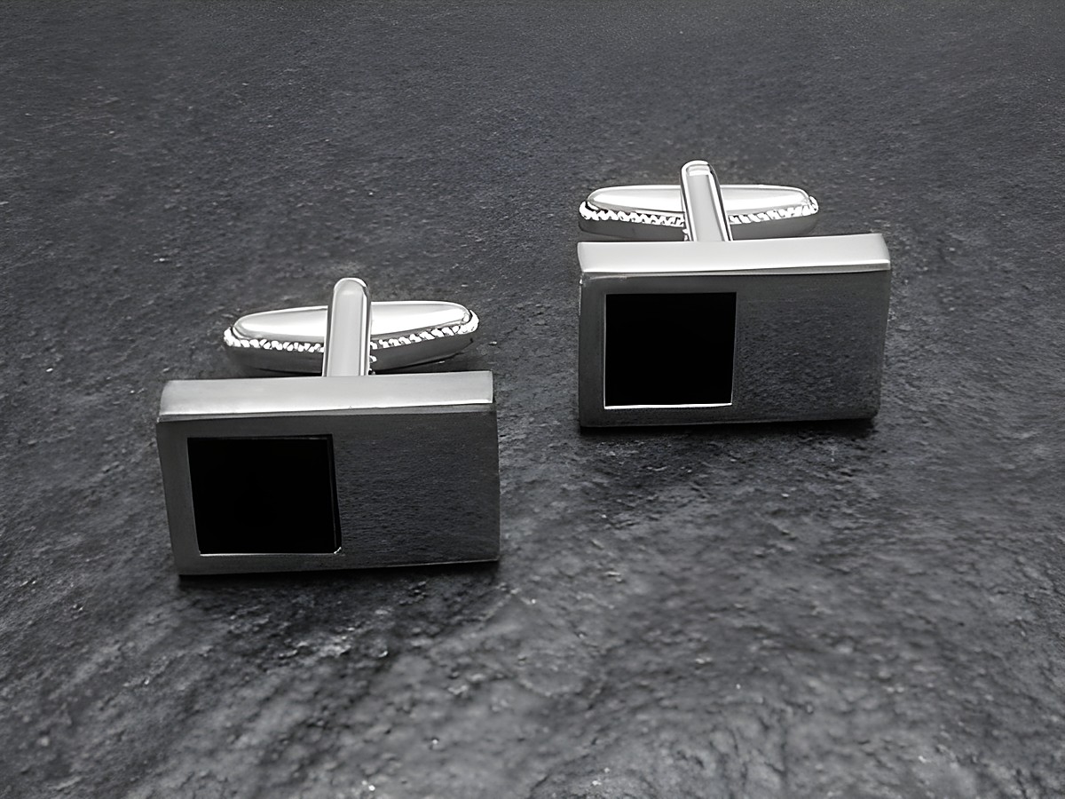 Designer Manschettenknöpfe in modernem Onyx-Look mit schwarzer Oberfläche und silberfarbenem Gestell, hergestellt von Juwelier Harnisch. Ideal für elegante Anlässe.