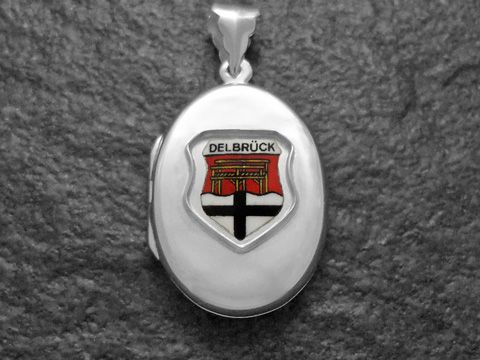Der Silbermedaillon zeigt das Stadtwappen von Delbrück, umgeben von einem eleganten Rahmen. Das Wappen ist farbenfroh und detailreich gestaltet, ideal für Sammler und Liebhaber.