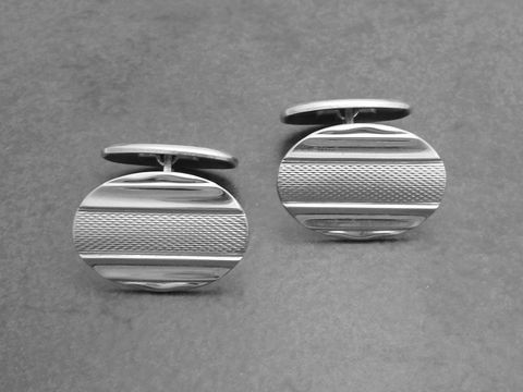 60er Echt Silber Manschettenknöpfe im Disco-Stil von Juwelier Harnisch, oval mit eleganter Struktur und glatten Oberflächen, ideal für festliche Anlässe.
