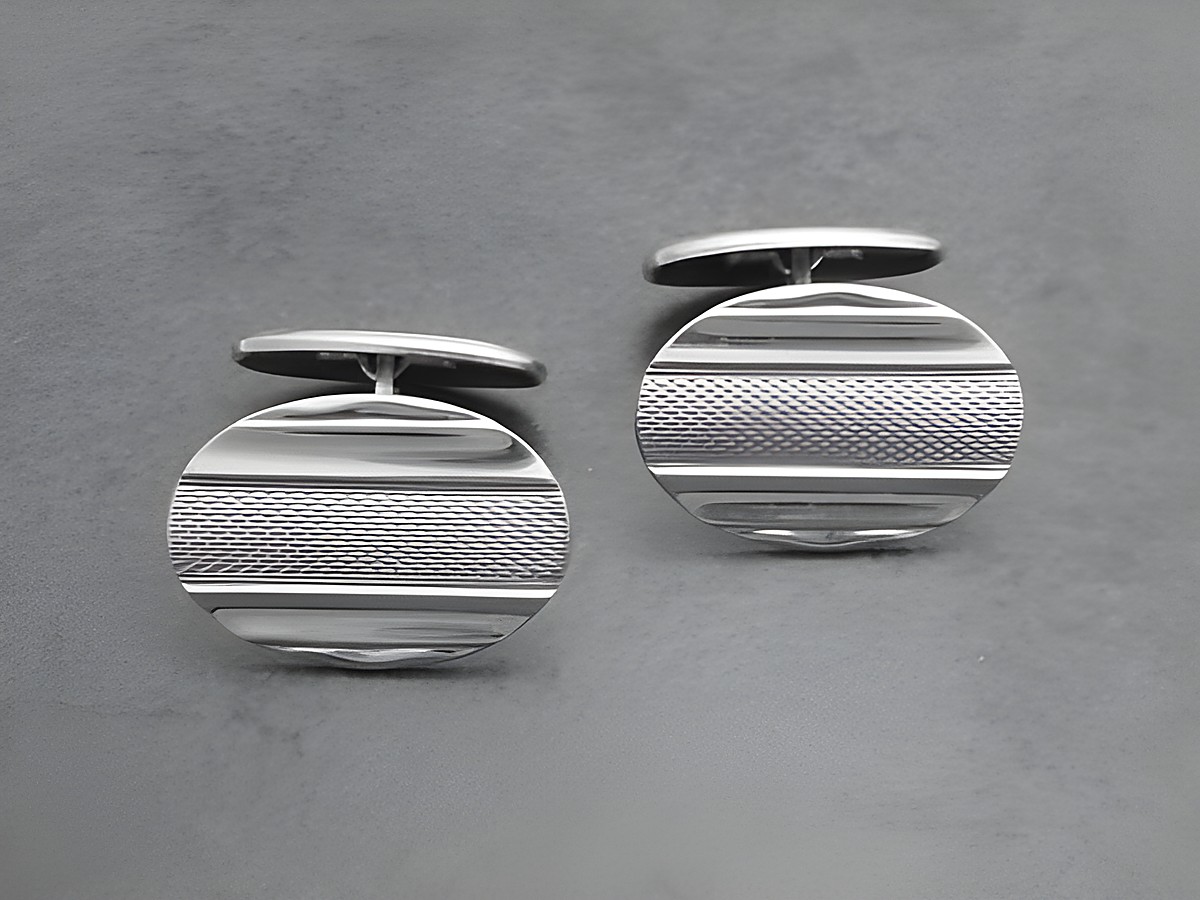 60er Echt Silber Manschettenknöpfe im Disco-Stil von Juwelier Harnisch, oval mit eleganter Struktur und glatten Oberflächen, ideal für festliche Anlässe.