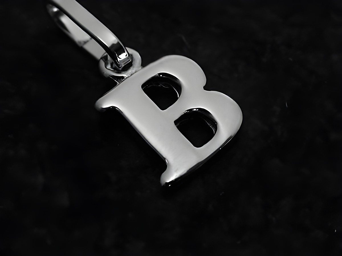 Buchstabenanhänger B aus 925 Sterling Silber rhodiniert von Juwelier Harnisch, glänzend und elegant, ideal für persönliche Schmuckstücke oder Geschenke.