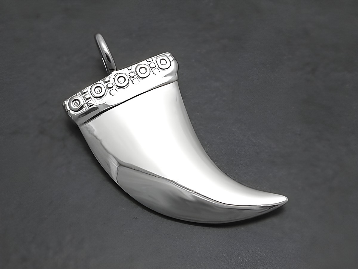 Silber Anhänger in Form einer Tierkralle, rhodiniert und massiv, mit verziertem oberen Rand. Hergestellt von Juwelier Harnisch, ideal als Schmuckstück für Tierliebhaber.