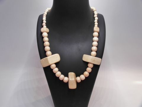 Holzkette in naturbraun mit 32 mm großen Holzstücken und kleinen runden Perlen, Länge 60 cm, von Juwelier Harnisch, ideal für einen natürlichen und eleganten Look.