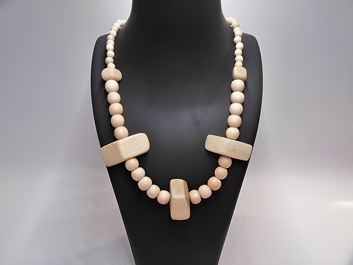 Holzkette in naturbraun mit 32 mm großen Holzstücken und kleinen runden Perlen, Länge 60 cm, von Juwelier Harnisch, ideal für einen natürlichen und eleganten Look.