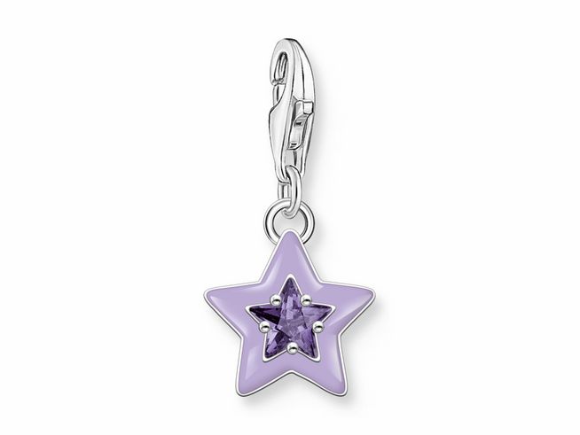 56972593-0 Charm-Anhänger in Form eines Sterns aus Silber mit violettem Emaille und Zirkonia. Der Anhänger hat einen karabinerverschluss und ist Teil der neuen Kollektion von Thomas Sabo.