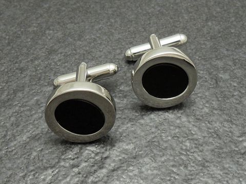 Manschettenknöpfe in silberfarbenem Design mit Onyx-Look, hergestellt von Juwelier Harnisch, elegant und stilvoll für besondere Anlässe.
