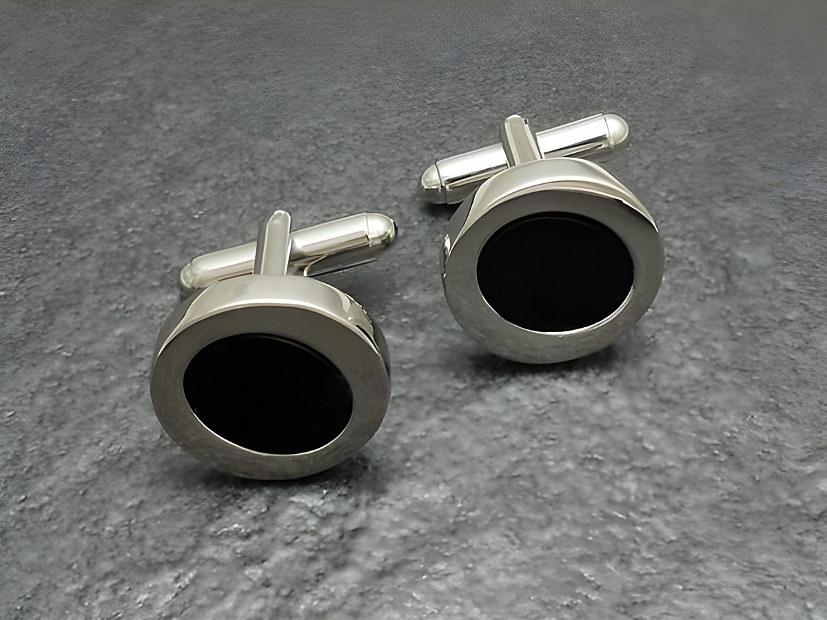 Manschettenknöpfe in silberfarbenem Design mit Onyx-Look, hergestellt von Juwelier Harnisch, elegant und stilvoll für besondere Anlässe.