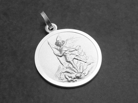 Heiliger Michael Erzengel Sterling Silber Anhänger, dargestellt in einer detaillierten Reliefarbeit, symbolisiert Schutz und Stärke, gefertigt vom Juwelier Harnisch. Schutzpatron für Gläubige.