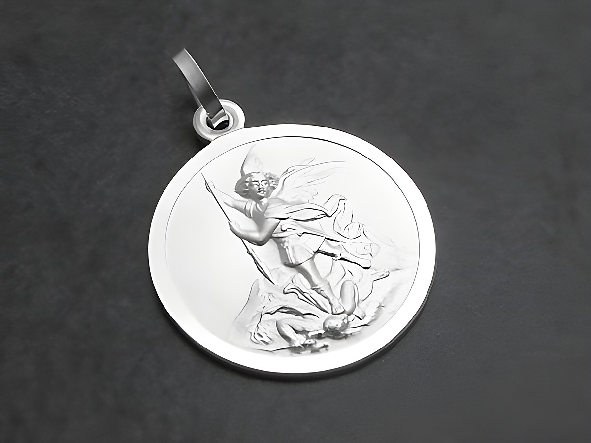 Heiliger Michael Erzengel Sterling Silber Anhänger, dargestellt in einer detaillierten Reliefarbeit, symbolisiert Schutz und Stärke, gefertigt vom Juwelier Harnisch. Schutzpatron für Gläubige.