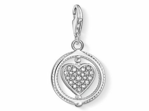Charm von Thomas Sabo aus Silber mit Zirkonia in Herzform, umgeben von einem runden, glatten Rahmen, ideal als Ausdruck von Liebe und Zuneigung.