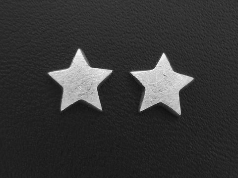 Ohrstecker Stern eismatt aus Sterling Silber von Juwelier Harnisch, ohne Stein, in schlichter, moderner Form und mattem Finish, ideal für den täglichen Gebrauch.