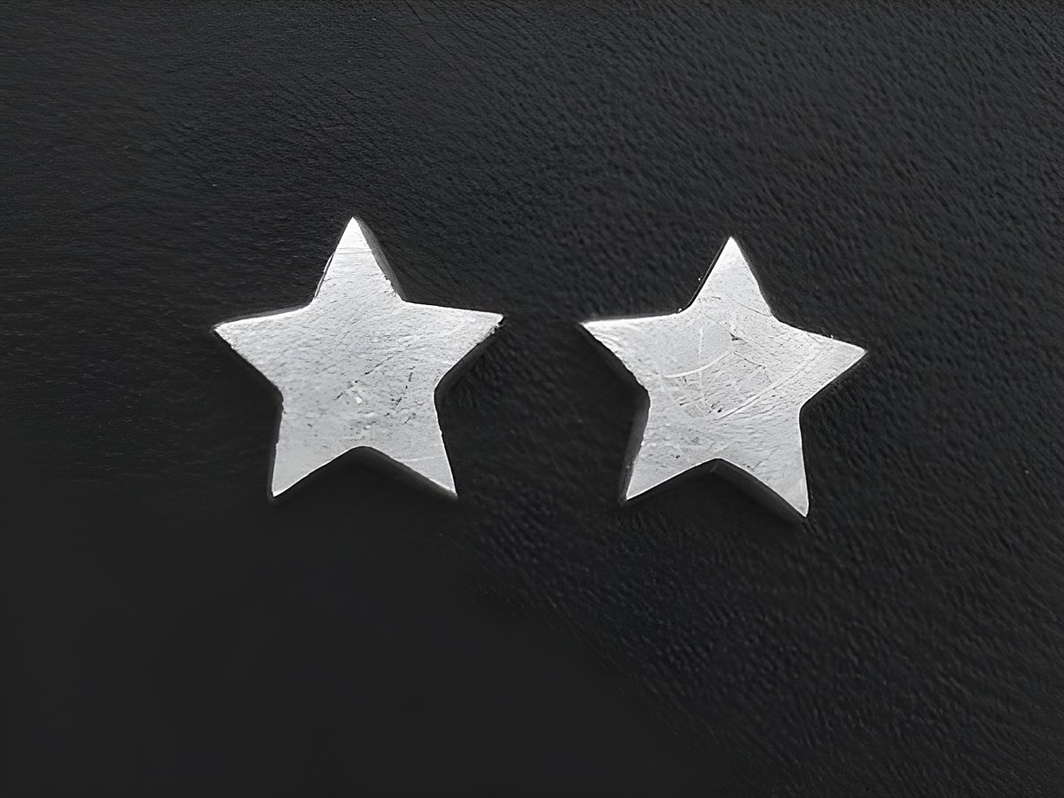 Ohrstecker Stern eismatt aus Sterling Silber von Juwelier Harnisch, ohne Stein, in schlichter, moderner Form und mattem Finish, ideal für den täglichen Gebrauch.