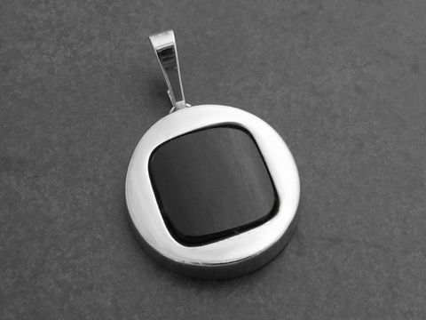 Abgerundeter Silberanhänger rhodiniert mit einem quadratischen Onyx in der Mitte, gefertigt vom Juwelier Harnisch. Elegantes und zeitloses Schmuckstück für Damen.