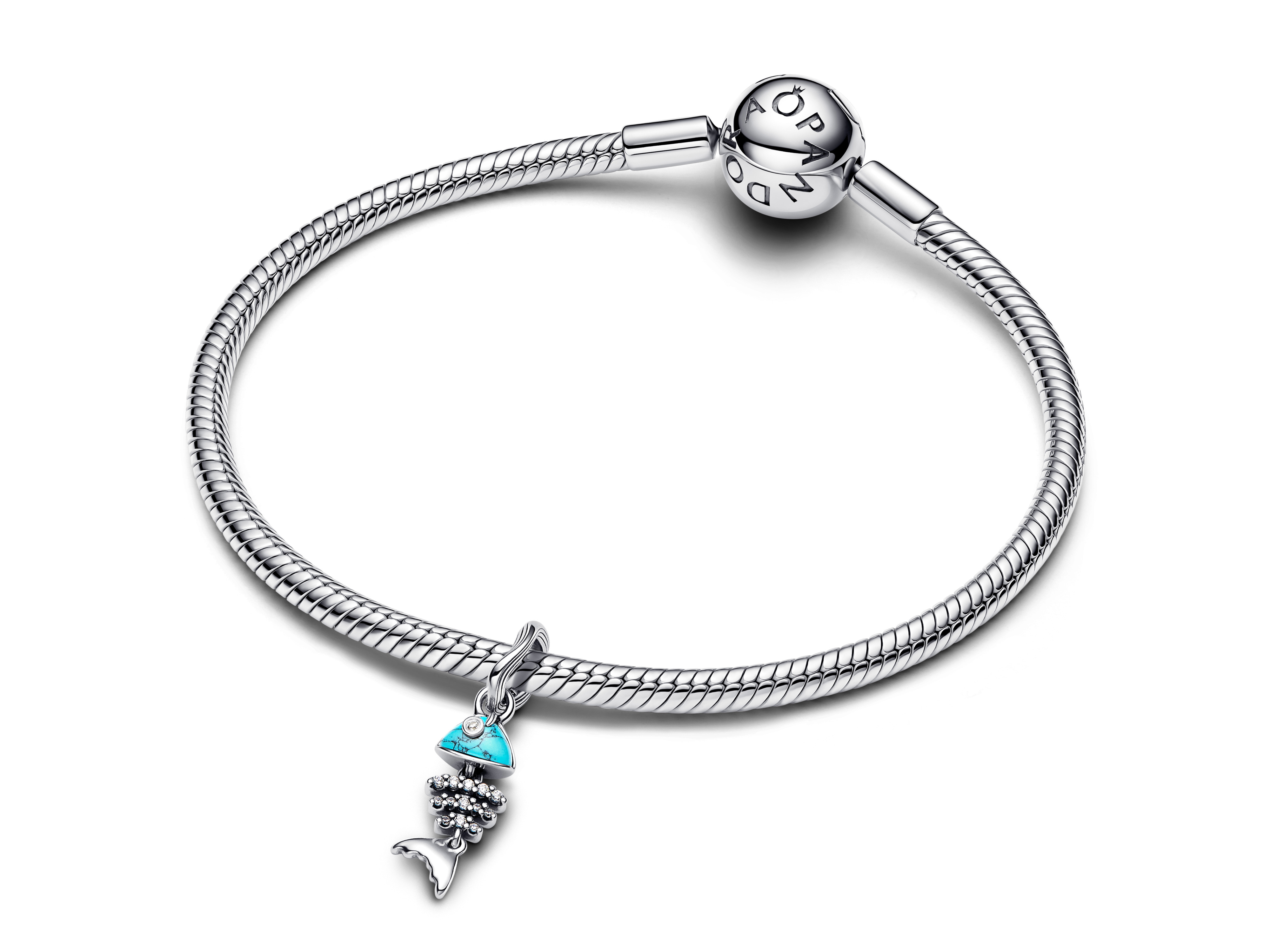 Türkise Fischgräte Charm aus Sterling Silber hängt an einem eleganten Pandora Armband, das mit einer charakteristischen Pandora Perle verschlossen ist, neu und stilvoll designt.