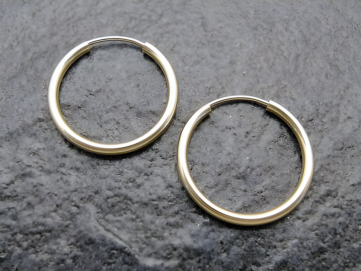 Gold Creolen 2 cm aus Gold 585 mit einem Durchmesser von 25 mm, hergestellt von Juwelier Harnisch, elegantes Design mit einer Stärke von 2 mm, ideal für jeden Anlass.