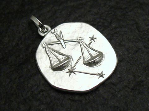 Waage Sternzeichen Anhänger aus Sterling Silber mit detaillierter Darstellung der Waage und Sternen, hergestellt von Juwelier Harnisch, perfekt für astrologische Liebhaber.