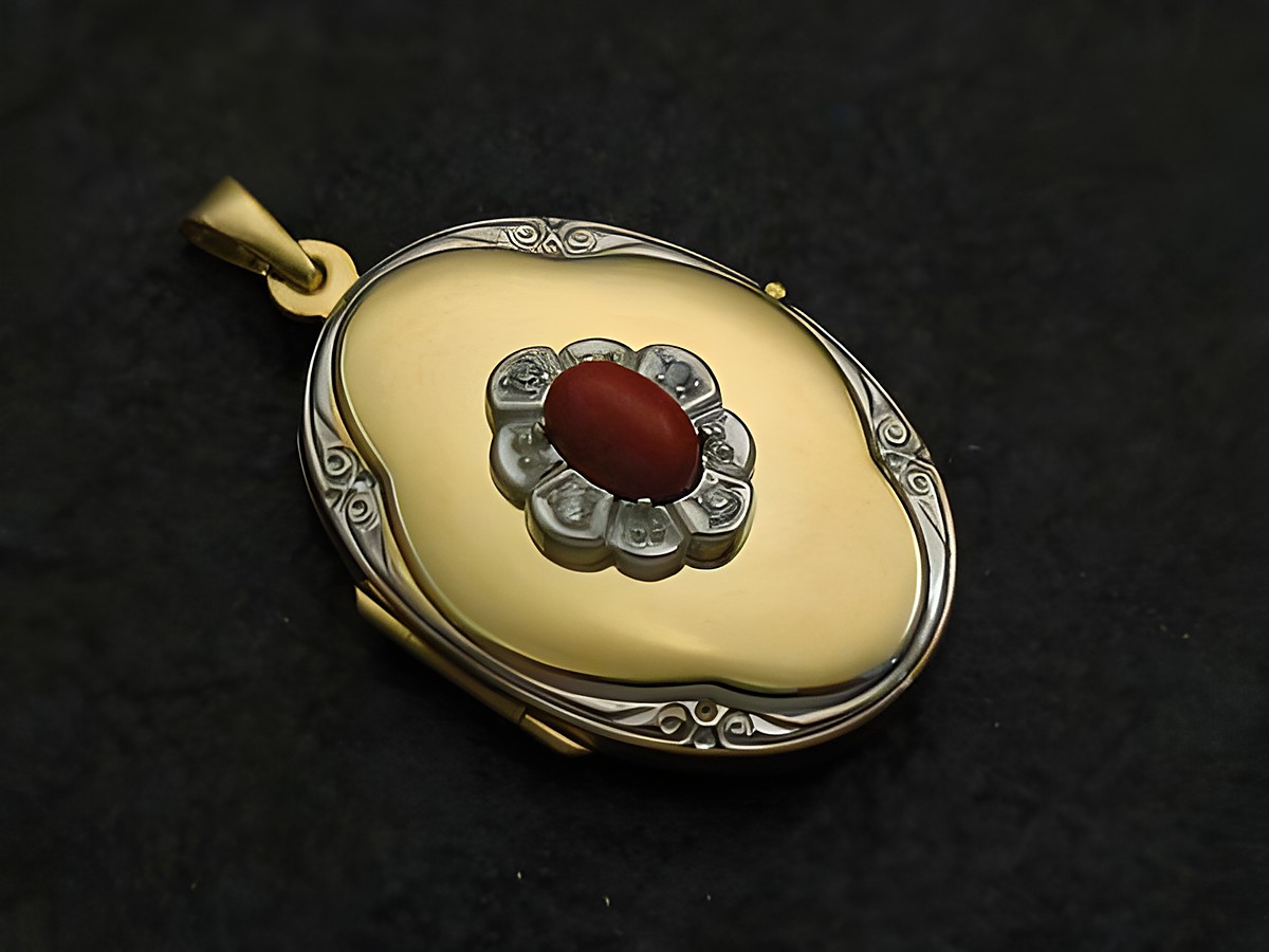 Medaillon aus Gelbgold 333 mit einem rot-braunen Jaspis Cabochon in der Mitte, umgeben von Brillanten und einem filigranen Rand, hergestellt von Juwelier Harnisch in bicolor Ausführung.